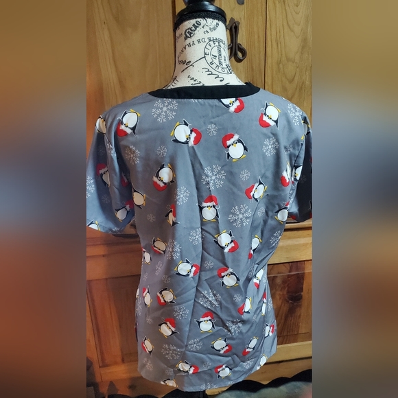 Joe Boxer gray peguine and snowflake holiday scrub top. Size medium. - Picture 3 of 6